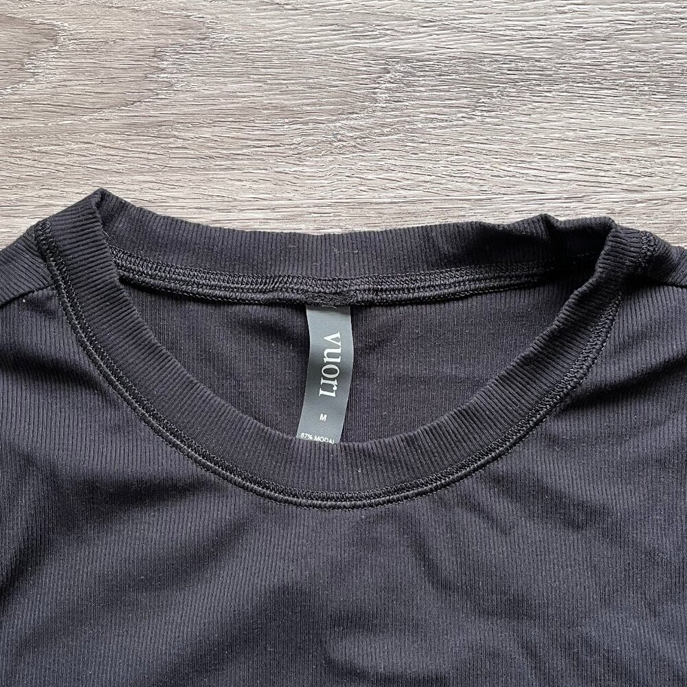 Vuori Pose Fitted Tee Size M Black - Picture 2 of 5